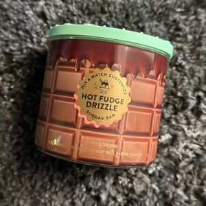 Bath & Body Works HOT FUDGE DRIZZLE- 3 WICK CANDLE